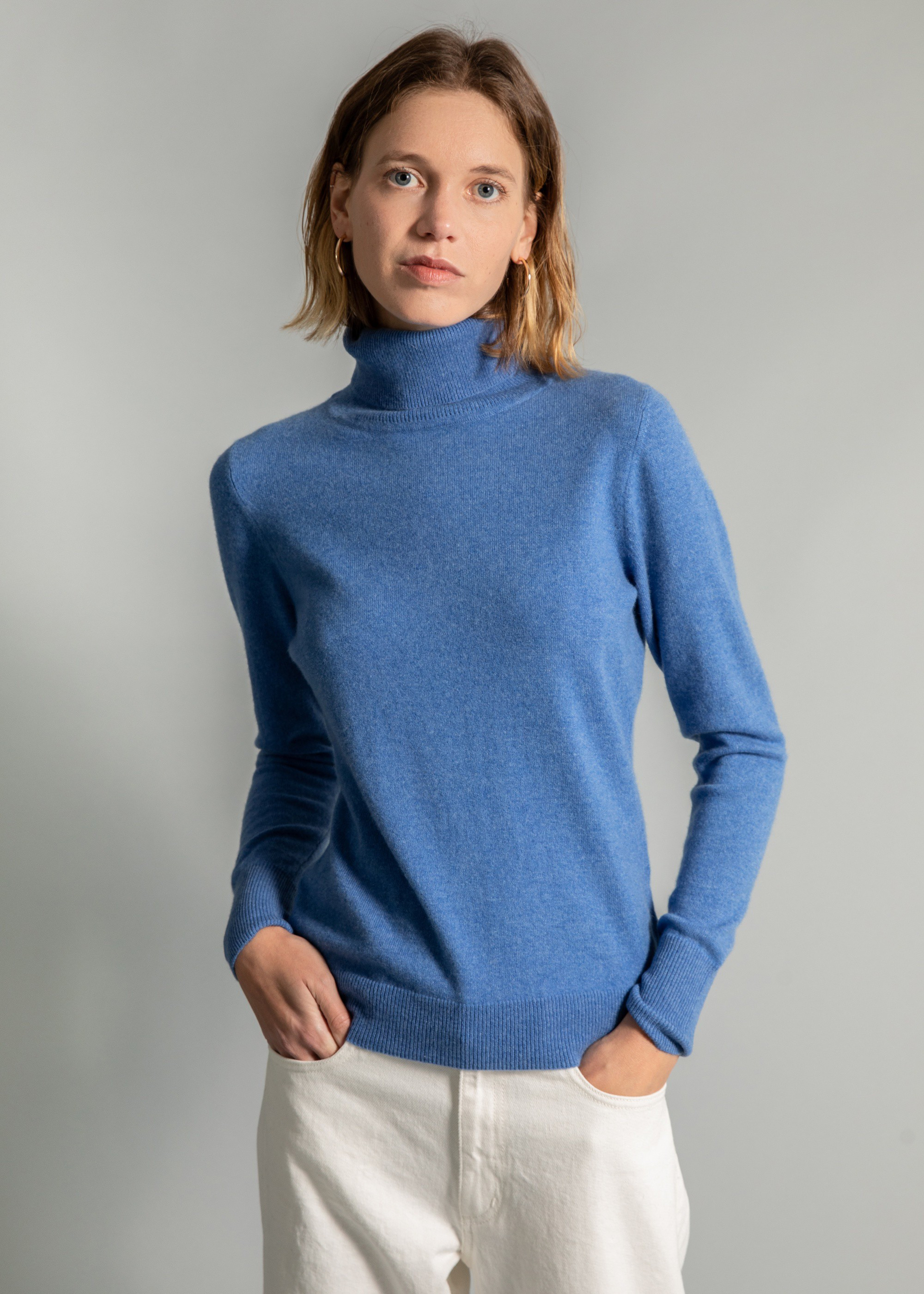 Pull à col roulé en cachemire bleu marine